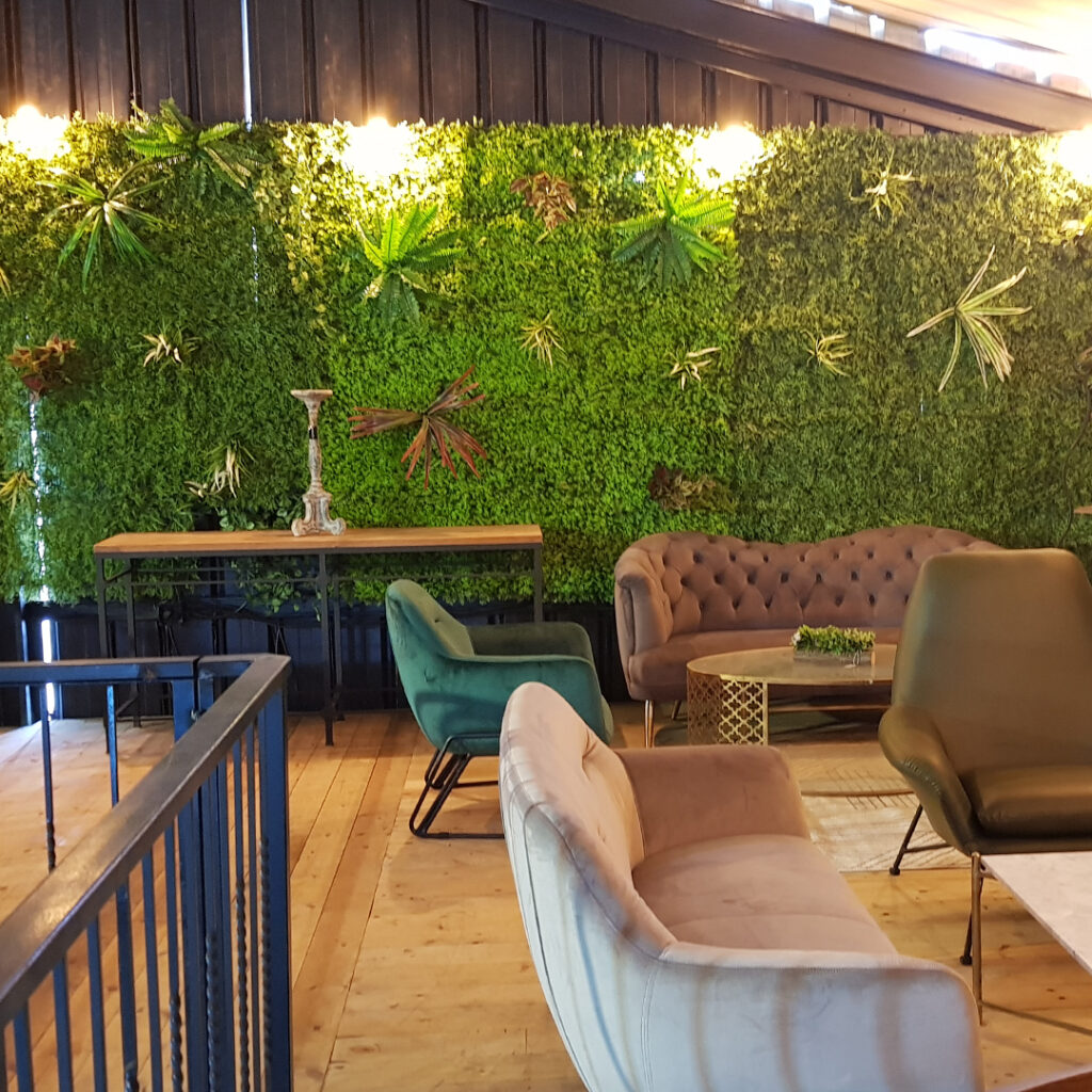 קיר ירוק מלאכותי במסעדה