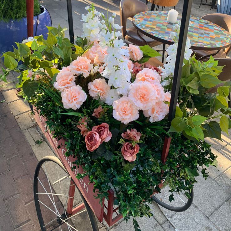 סידור פרחים מלאכותי למסעדה