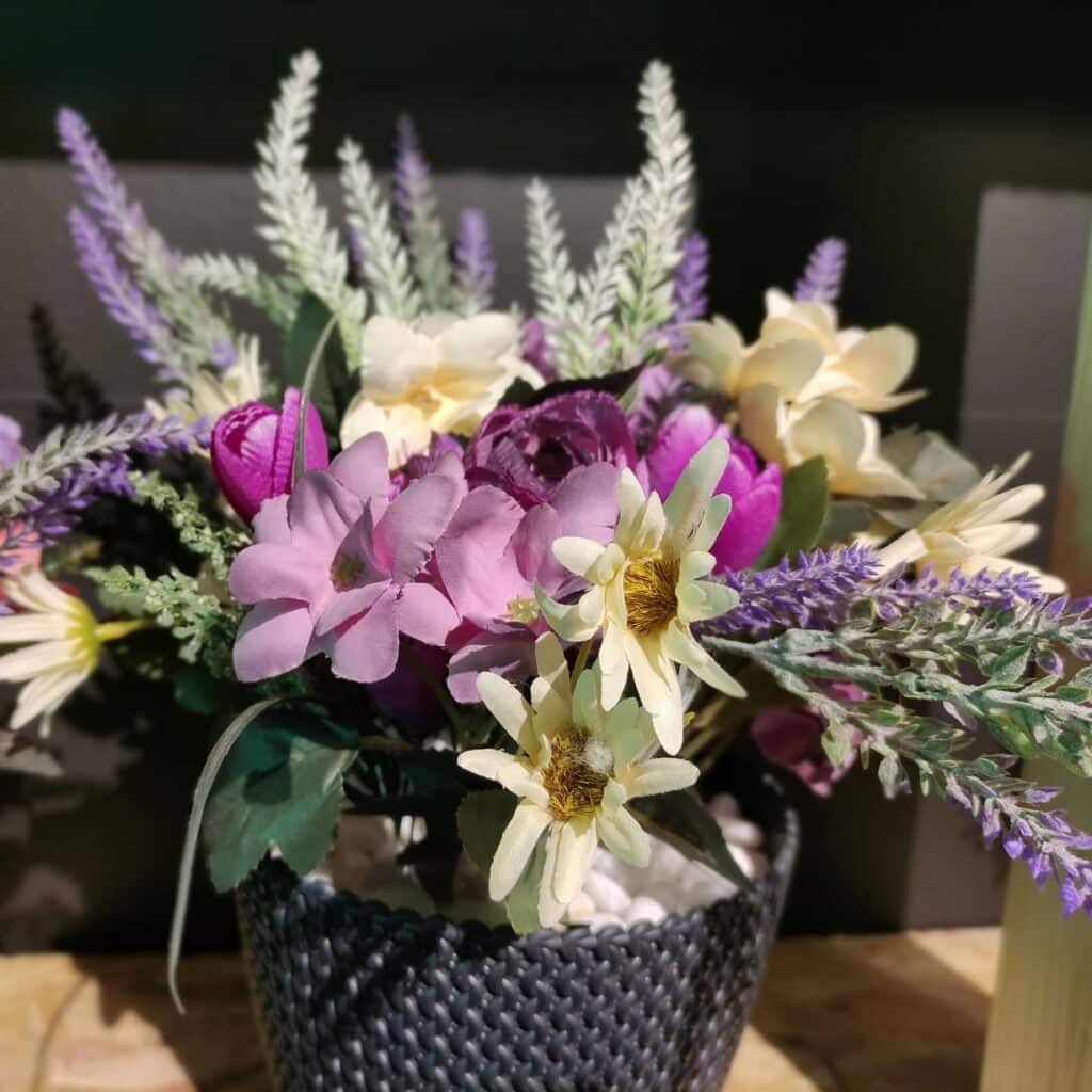 שזירת סידור פרחים מלאכותי